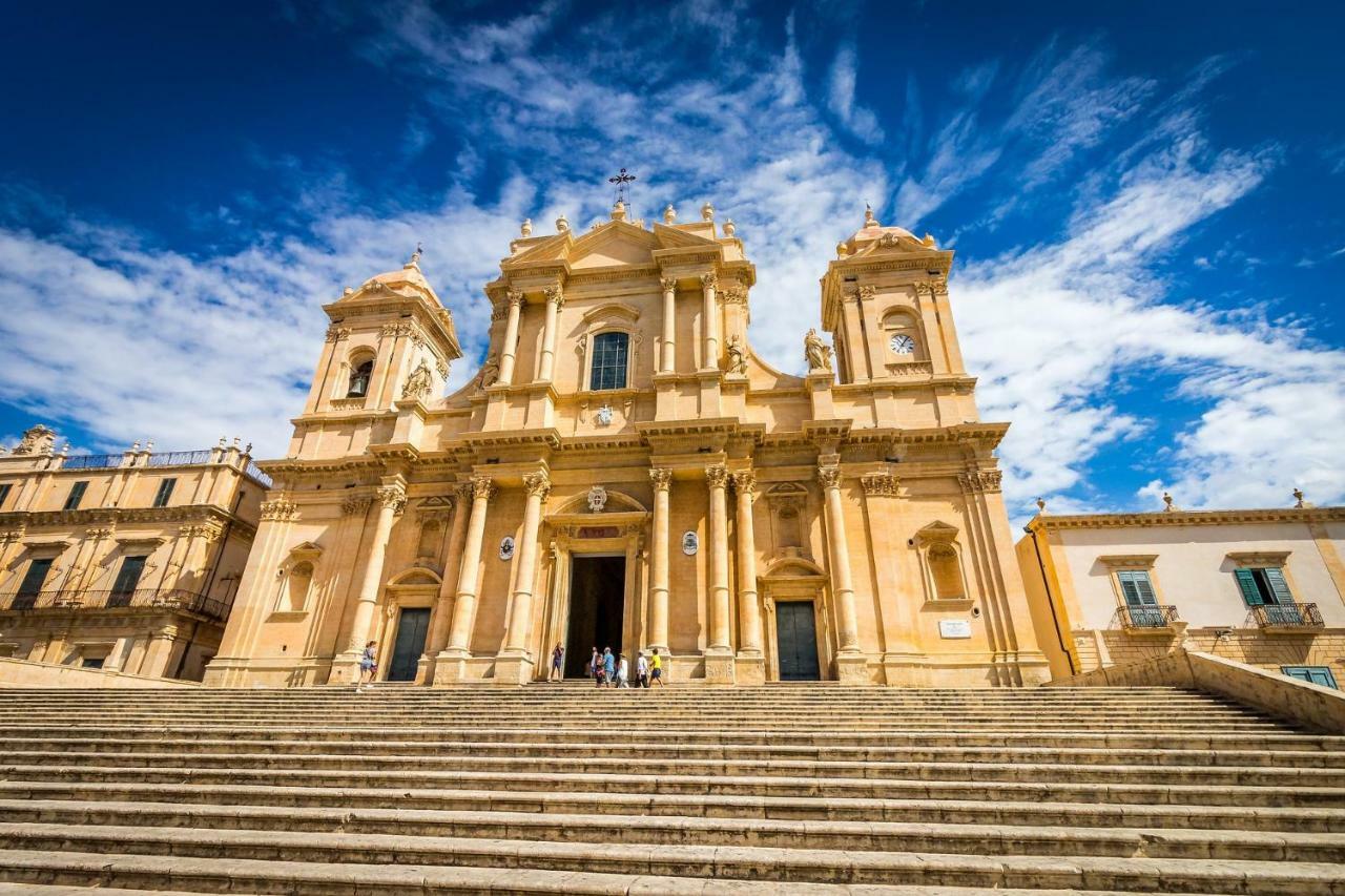 Hotel Battimandorlo à Noto Extérieur photo