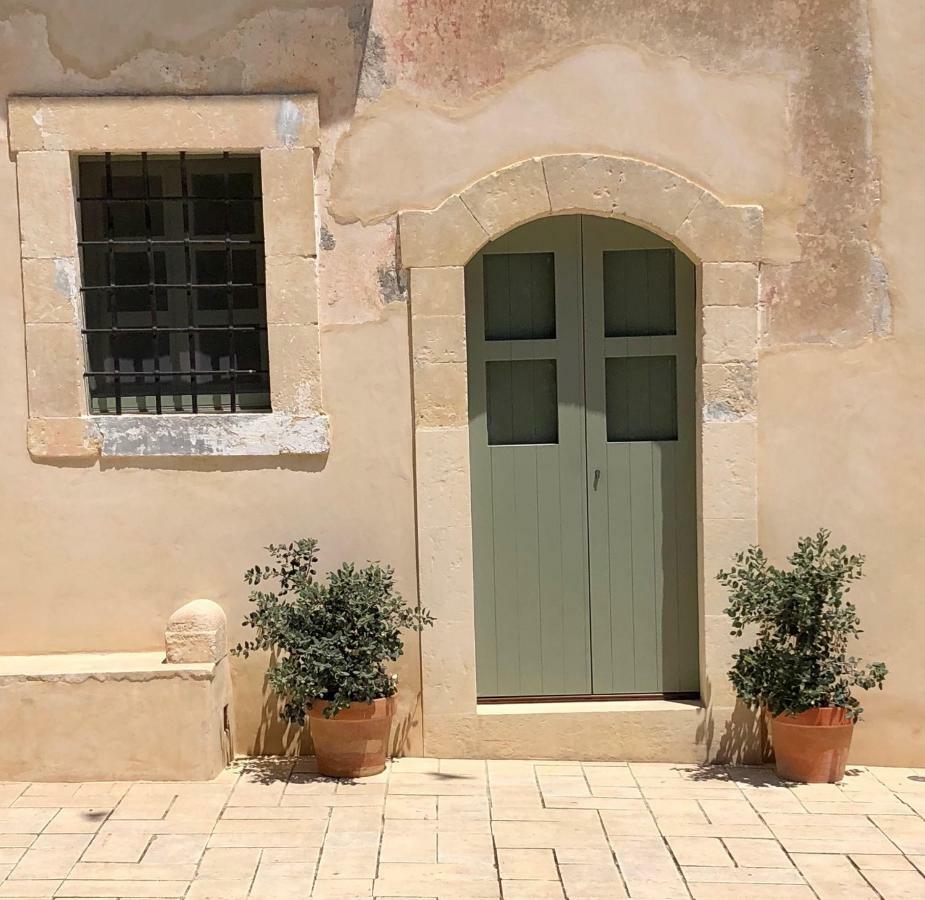 Hotel Battimandorlo à Noto Extérieur photo
